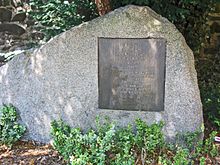 Gedenkstein für die 1938 zerstörte Synagoge, die auf der gegenüber­liegenden Straßenseite stand (Nordstr. 40)