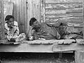 Ben Shahn: Florestine Carson, unemployed Creole Negro trapper a dcera, Plaquemines Parish, Louisiana, 1935.