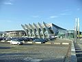 Die 2004/05 erweiterte Bremer Stadthalle mit der veränderten Dachausbildung und dem neuen Ost-Foyer, links das Congress Centrum Bremen (2009)