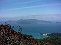 Depuis le sommet de l'île malaisienne de Langkawi (890 m), on voit dans la brume l'île vierge de Tarutao.