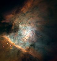 Imagine panoramică din centrul nebuloasei luată de telescopul Hubble. Imaginea se întinde pe o porțiune de 2,5 ani-lumină. Trapezium se află în partea central-dreaptă a imaginii. Realizat de NASA/ESA.