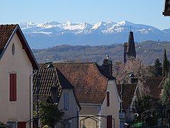 Photographie en couleurs d'une rue en pente.