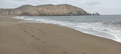 Cerro y playa La Chira en el distrito de Chorrillos