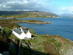 Eilean Bàn frå Skye Bridge, mot Kyle of Lochalsh