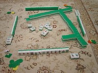 Um jogo de Mahjong arranjado antes do início da partida.