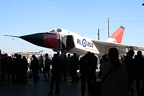 地上展示されたCF-105のレプリカ