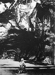 Grotte de Lourdes et sainte Bernadette