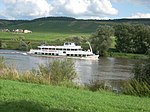 Ein Fahrgastschiff auf der Mosel bei Kesten