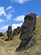 Moaïs dans la carrière de Rano Raraku