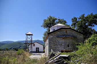 Задниот дел на црквата со камбанаријата и помошниот објект