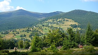 Une grande posada, clairière jadis fortifiée des « valaques » des Carpates occidentales roumaines.