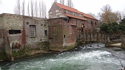 L'un des anciens moulins de Blendecques, au bord de l'Aa et une partie des anciens vannages.