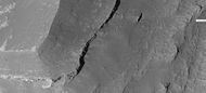 Edge of mesa on floor of Noctis Labyrinthus showing layers; enlargement from the same image as previous.