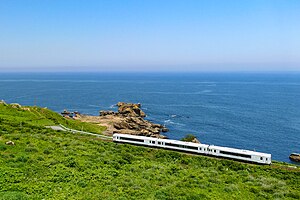 種差海岸に沿って走る「TOHOKU EMOTION」 （2023年7月 鮫駅 - 陸奥白浜駅間）