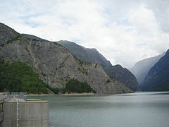 Lac du Chambon set fra dæmningen