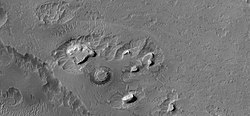 Mesas en capas en Sinus Meridian. Tomado por HiRISE bajo el programa HiWish.