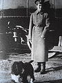 駅で犬と一緒に、1916年。