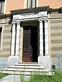 Porte d'entrée de la synagogue avec le Psaume 145-18 en hébreu.