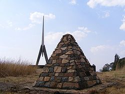 Twee monumente ter nagedagtenis van die Slag van Bergendal op die plaas Berg-en-Dal