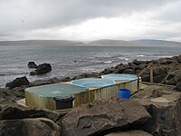 Drie warmwaterbadjes aan de kust.