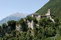 Lâu đài Tirol ở Tirolo gần Merano, đây là nơi ở gốc của Bá tước Tirol và là cái nôi của Bá quốc Tirol và đã đặt tên cho cả vùng Tirol