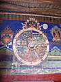 Cour du monastère de Thiksey, Ladakh, avec une interprétation particulière du deuxième cercle: les êtres tombent du monde des humains dans un couloir noir.