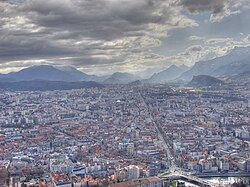 Vue depuis la Bastille à Grenoble en direction du sud du débouché de la basse vallée du Drac dans le Y grenoblois entre les massifs du Vercors (à droite) et du Taillefer (à gauche).