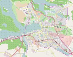 Mapa konturowa Ostródy, po prawej nieco na dole znajduje się punkt z opisem „Parafia Świętego Marcina”