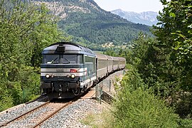 La BB 67496 en tête d'une rame Corail.