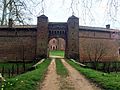 Tor und Wirtschaftsgebäude des Château de Genoud