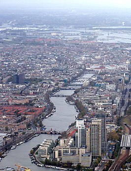 Luchtfoto van de Amstel in Amsterdam (gezien van zuid naar noord)