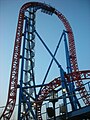 Le lift hill vertical et a première descente.