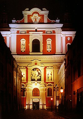 De voorzijde van de basiliek bij avond