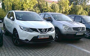 Nissan Qashqai первого (справа) и второго поколения