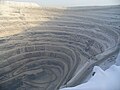 As diatremas são os jazigos típicos de diamantes. A sua exploração produzi poços a céu aberto característicos (ici Udachnaya, Rússia).