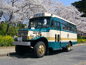 Japansk buss av type Isuzu TSD under kirsebærtrær i Katori.