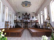 Vue intérieure de la nef vers la tribune d'orgue.