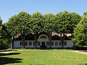 Lindenreihe vor dem Herrenhaus