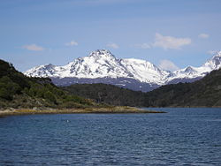 Quang cảnh từ vườn quốc gia Tierra del Fuego thuộc Argentina qua eo biển Beagle đến đảo Hoste tại Chile