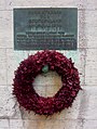 Placa no Bendlerblock de Berlim com os nomes de cinco dos conspiradores ali fuzilados. Com os dizeres: "Aqui morreram pela Alemanha, em 20 de julho de 1944"…