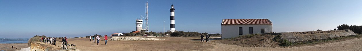 Le sémaphore, le phare de Chassiron et la maison de la pointe.