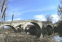 גשר קאדין העתיק, בכפר נבסטינו, אשר במחוז קיוסטנדיל.