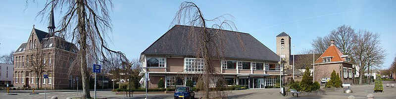 Gemeentehuis van Lisse, met rechts de Oude Kerk en links het klooster