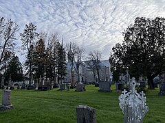 Cimetière et église de la paroisse Sacré-Cœur-de-Jésus[7]