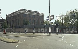 De Portugees-Israëlietische Synagoge aan het Mr. Visserplein, hoek Muiderstraat (links)