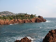 Cliché numérique couleur. Avancée de montagne dans la mer.