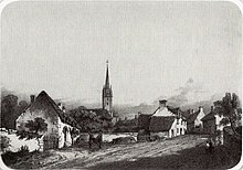 Gravure en noir et blanc montrant l'entrée d'un bourg avec plusieurs habitations, une église et deux villageois.