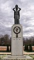 Monumentu a Jacinto Benavente, Victorio Machu, 1962 (Madrid, Parque del Retiru).