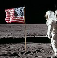 Buzz Aldrin ispred zgužvane zastave na Mjesecu koja neupućenom promatraču izgleda kao da viori na vjetru.