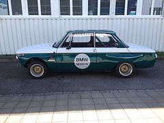 BMW 1600 ti en tant que voiture de course du groupe 2 avec extensions de style "joue de cochon"